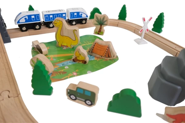 Met grondplaatje en houten figuurtjes