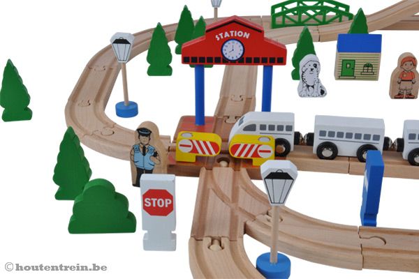 Compleet met treinstation.