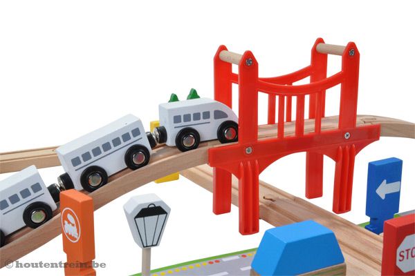 Rode hangbrug met passagierstrein.