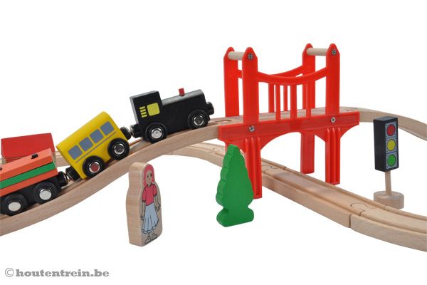 Rode hangbrug met goederentrein.