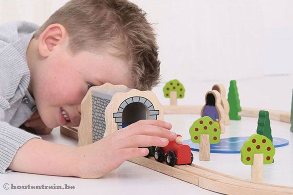 Rij met uw trein door de donkere tunnel.