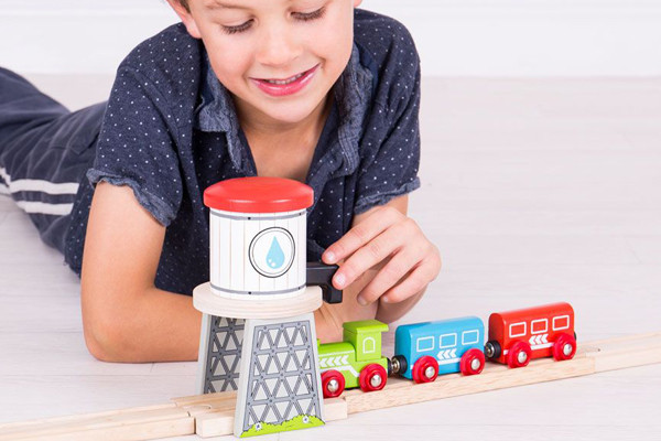 Kan aan de treinbaan worden bevestigd.