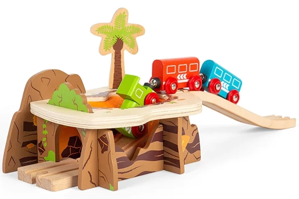 De trein rijdt de lava kuil tunnel in