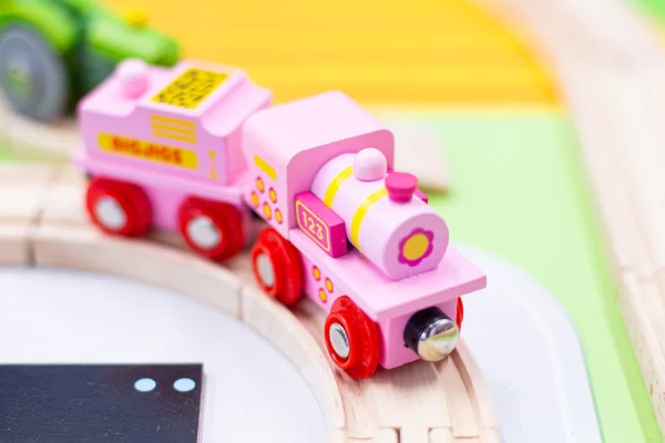 Roze locomotief met bijpassende tender