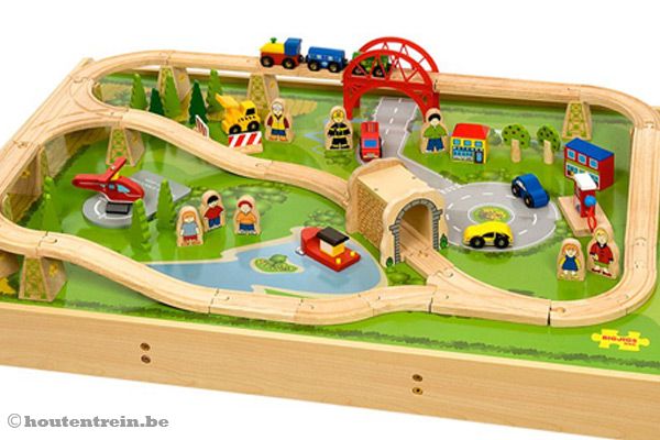 Met o.a. houten trein, wagons en rails.