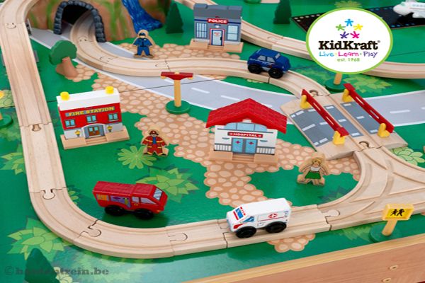 Met verschillende auto's.