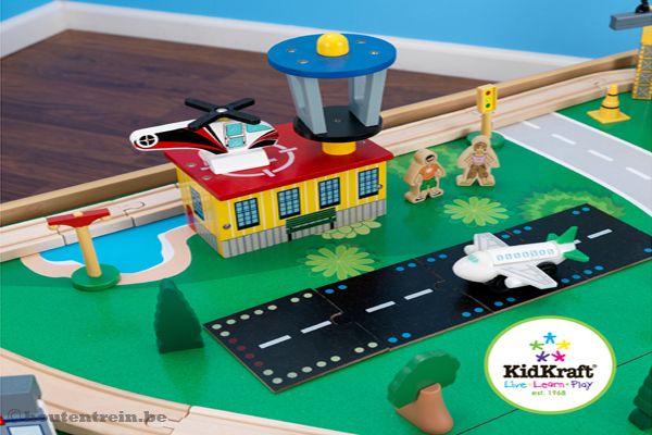 Vliegveld met helicopter en vliegtuig.