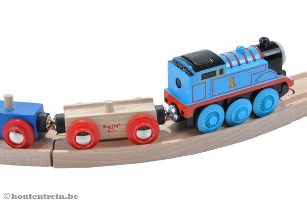 Thomas trekt vele wagons voort.